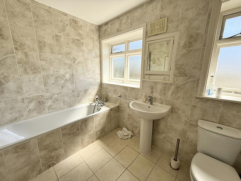 Lot: 37 - DETACHED HOUSE FOR IMPROVEMENT - Bathroom with fitted units
